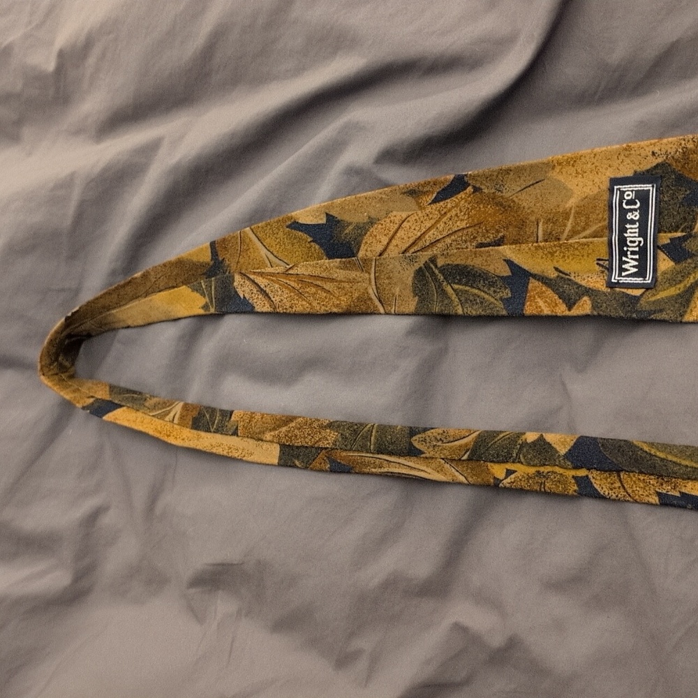 Leaf Patterned Tie - Picture 6 of 6